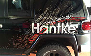 Beschriftung eines Geländewagens der Firma Hantke